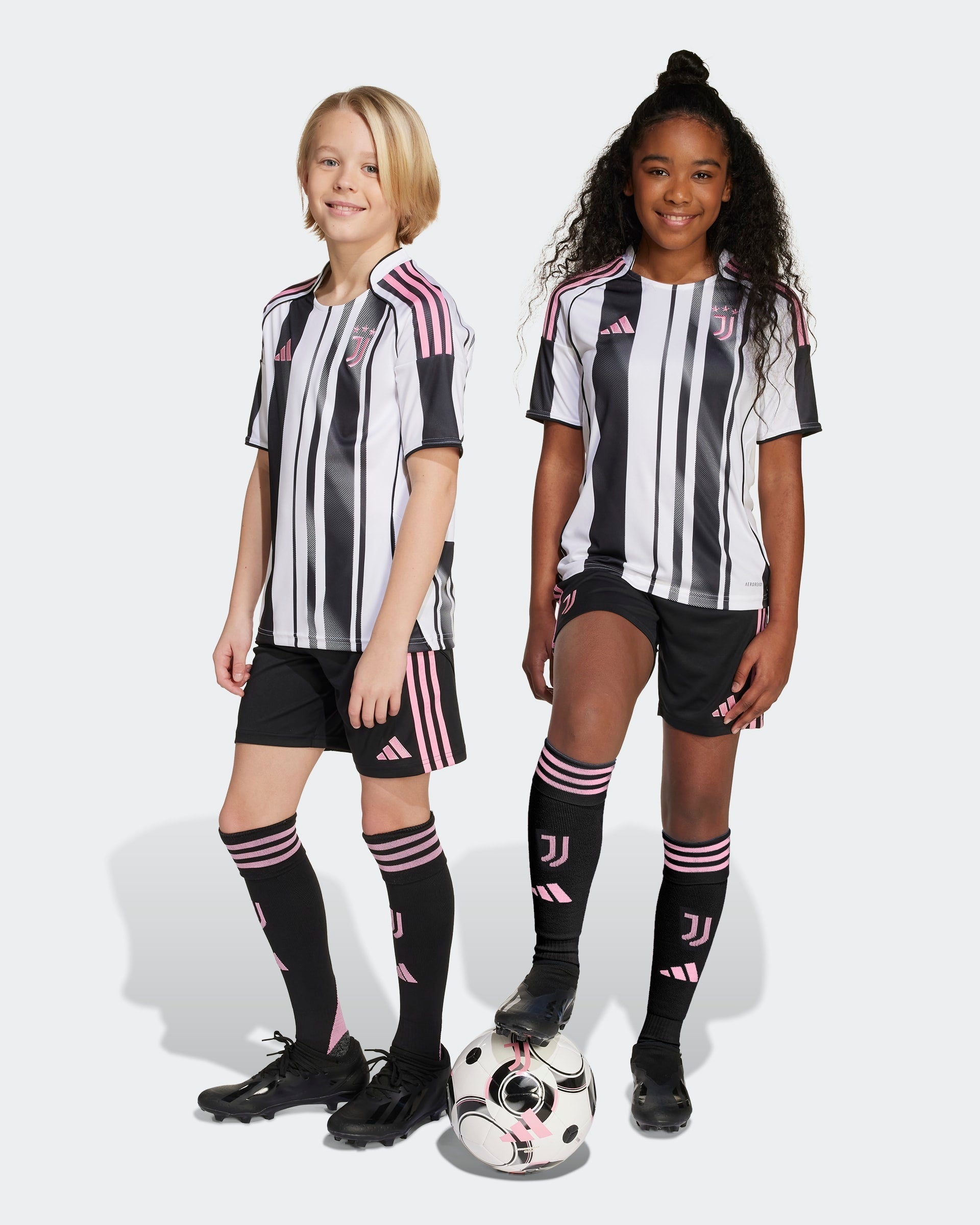 Junior Juventus Home 25/26 Replica Shorts